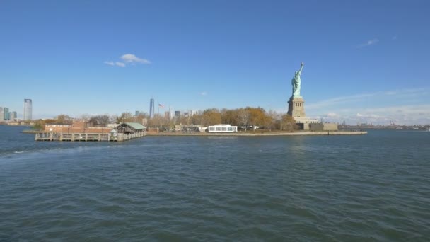 Liberty Island Med Den Imponerande Frihetsgudinnan New York Usa — Stockvideo