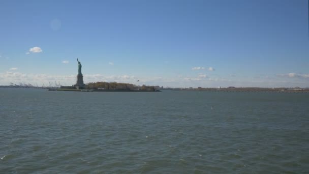 アメリカ ニューヨークの自由の女神と海辺の景色 — ストック動画