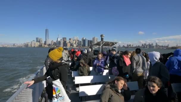 Turisti Che Viaggiano Barca Una Giornata Ventosa New York Stati — Video Stock