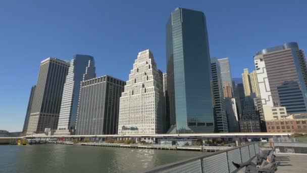 曼哈顿有塔楼的河岸景观 — 图库视频影像