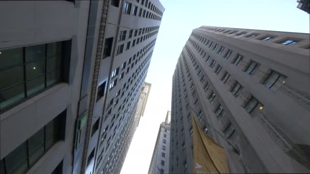 Низкоугольный Вид Двух Тоуэров Уолл Стрит Нью Йорке Сша — стоковое видео