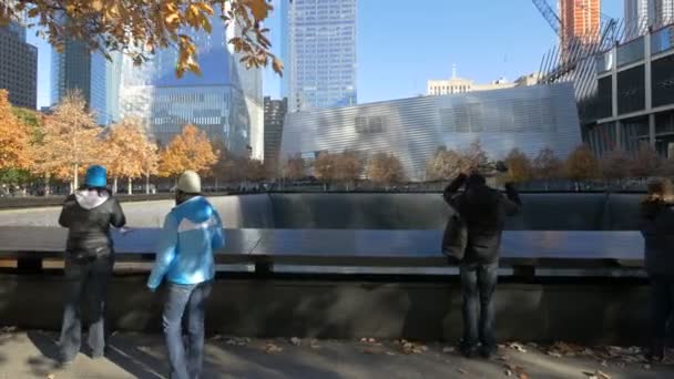 Uomo Fatto Una Cascata Nella Piscina Commemorativa Dell Settembre New — Video Stock