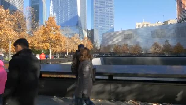 Ludzie Przechodzący Obok Pomnika Września Nowym Jorku Usa — Wideo stockowe