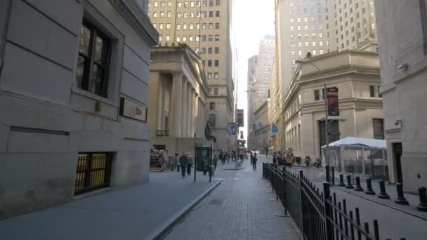 Pemandangan Wall Street Dengan Orang Orang Berjalan — Stok Video