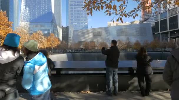 Persone Che Passeggiano Vicino Alla Piscina Commemorativa Dell Settembre New — Video Stock