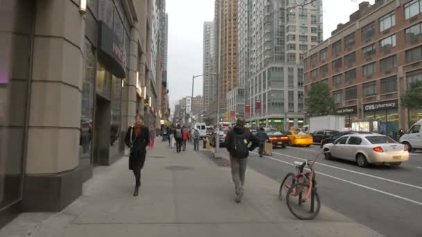 Straße Mit Autos Und Menschen New York Usa — Stockvideo