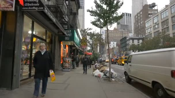 Άνθρωποι Περπατούν Ένα Πεζοδρόμιο Στη Νέα Υόρκη Ηπα — Αρχείο Βίντεο