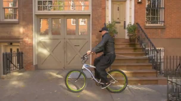 Hombre Montando Una Bicicleta Acera — Vídeo de stock