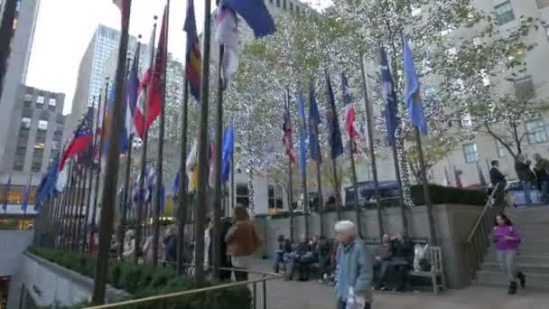 Pólos Com Bandeiras Rockefeller Center Nova York Eua — Vídeo de Stock