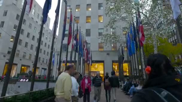 Twee Rijen Vlaggen Bij Rockefeller Center New York Usa — Stockvideo