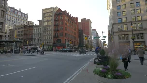 Άνθρωποι Διασχίζουν Δρόμο Της 5Ης Λεωφόρου Στη Νέα Υόρκη Ηπα — Αρχείο Βίντεο