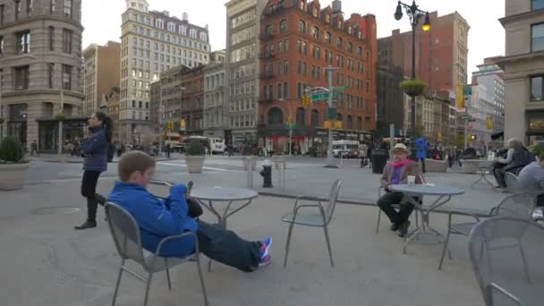 在美国纽约州麦迪逊广场的餐桌旁坐着的人 — 图库视频影像