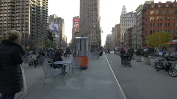 坐在美国纽约州弗拉蒂隆大楼前的桌子前 — 图库视频影像