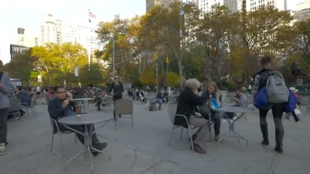 Люди Сидящие Улице Расслабляющиеся Нью Йорке Сша — стоковое видео