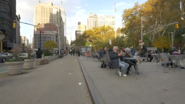 美国纽约州麦迪逊广场旁边的人们坐在桌旁 — 图库视频影像
