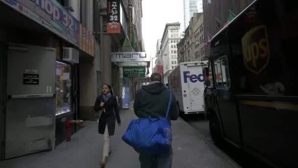 Люди Идут Тротуару Нью Йорке Сша — стоковое видео