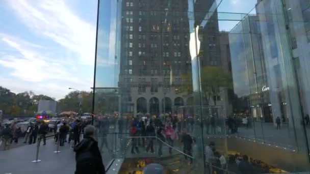 Memasuki Apple Store Melalui Kubus Kaca New York Amerika Serikat — Stok Video