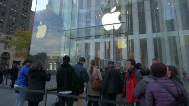 Menschen Warten Darauf Den Apple Store New York Betreten — Stockvideo