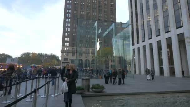 Gente Caminando Por Apple Store Nueva York — Vídeo de stock