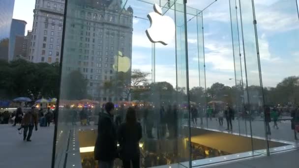 People Getting Out Apple Store New York Usa — Stock Video