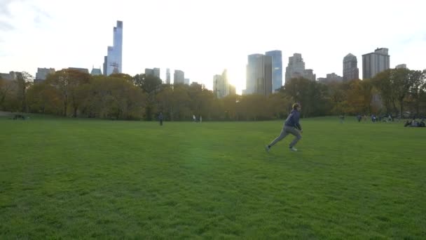Men Playing Frisbee New York — Vídeo de Stock