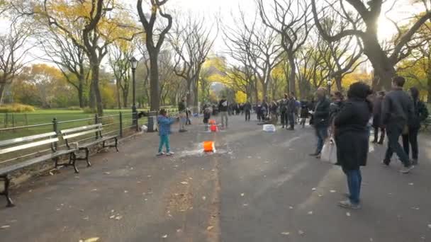 Kinder Machen Große Seifenblasen New York Usa — Stockvideo