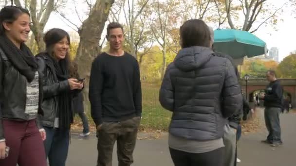 Gruppe Junger Leute Steht Auf Einer Gasse — Stockvideo