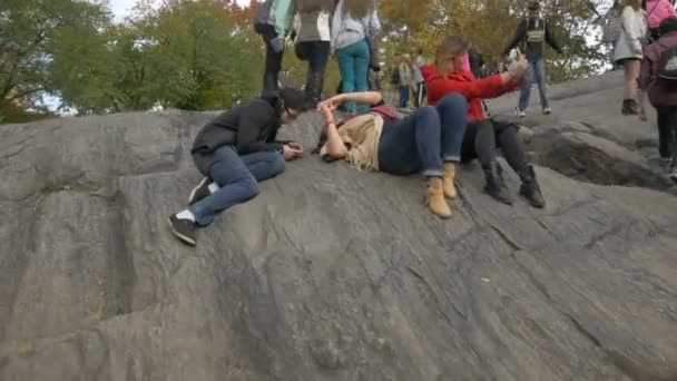 People Rat Rock Central Park — Stock Video