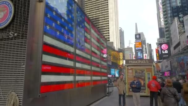 ニューヨークのタイムズ スクエアにあるニューヨーク市警の建物のアメリカ国旗 — ストック動画