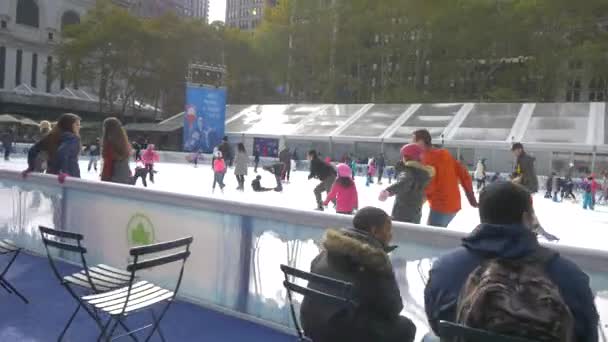 Abd Nin New York Kentindeki Bryant Park Insanlar Paten Kayıyor — Stok video