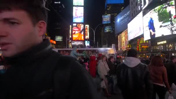 New York Abd Times Meydanı Nda Yürüyen Kostümlü Insanlar — Stok video