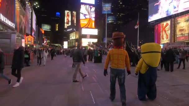 Kostymerade Gatuartister Times Square — Stockvideo