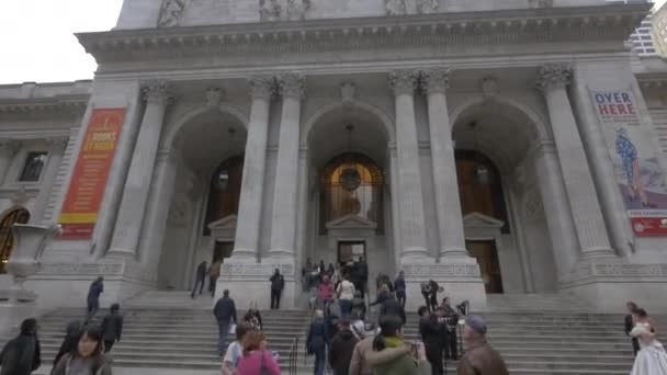 Niski Kąt Fasady Biblioteki Publicznej Nowym Jorku — Wideo stockowe