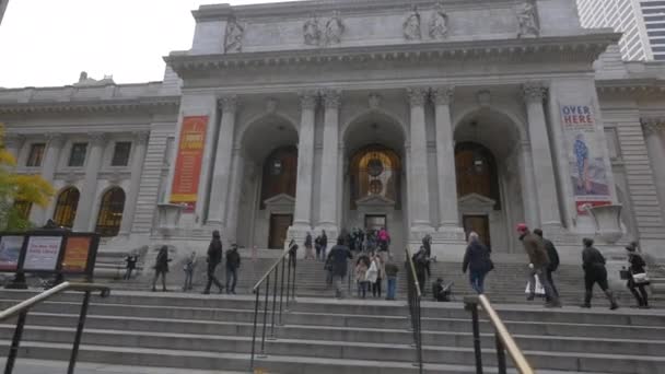 Turister Vid New Yorks Stadsbiblioteks Entré — Stockvideo