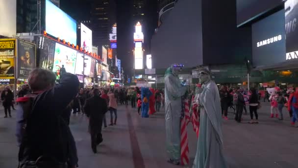 Mensen Met Kostuums Times Square New York City — Stockvideo