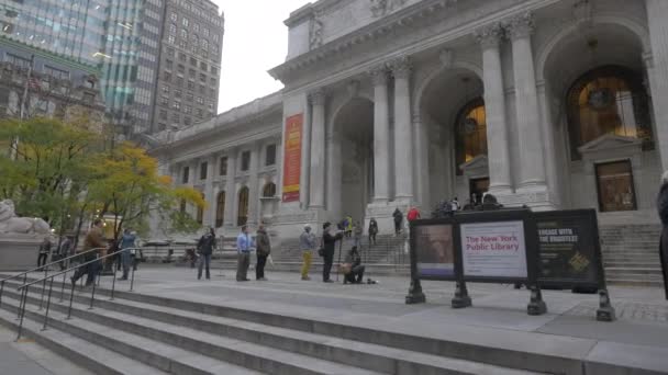 Menschen Eingang Der Öffentlichen Bibliothek New York Usa — Stockvideo