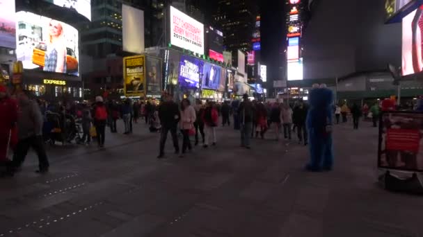 Visitors Walking Famous Times Square — Αρχείο Βίντεο