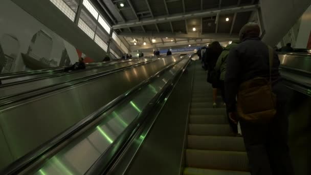 New York Abd Deki Dünya Ticaret Merkezi Metro Istasyonunda Yürüyen — Stok video