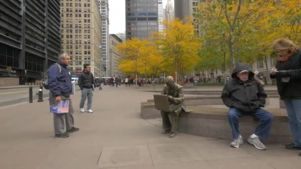 Парк Зуккотти Желтыми Деревьями Людьми Гуляющими Нью Йорке Сша — стоковое видео