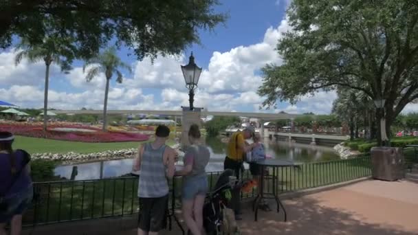 Epcot Λουλούδι Στον Κήπο Και Λίμνη Στη Φλόριντα — Αρχείο Βίντεο