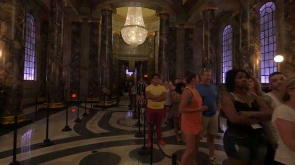 Folk Väntar Inuti Gringotts Bank — Stockvideo