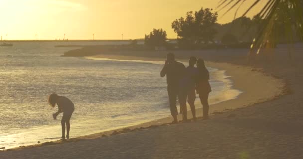 Gente Relajándose Una Playa Atardecer — Vídeo de stock