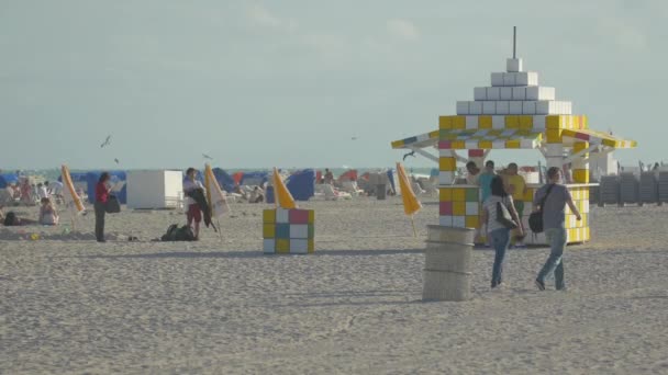 Turistas Uma Praia — Vídeo de Stock