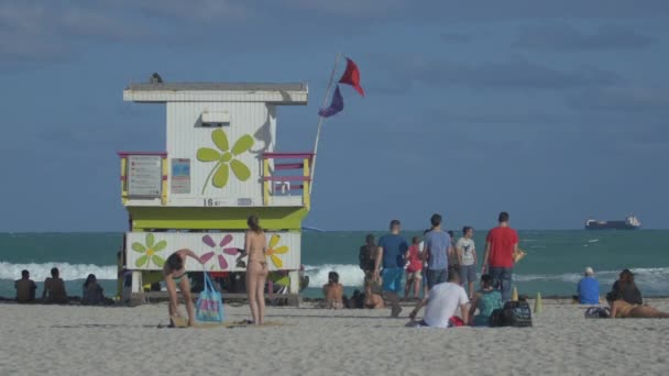 Turyści Relaksujący Się Plaży — Wideo stockowe