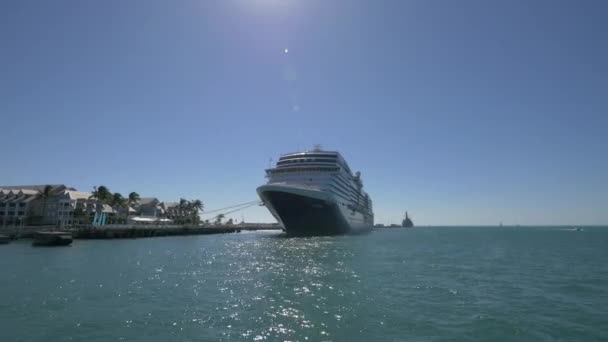 Cruiseschip Verankerd Aan Wal — Stockvideo