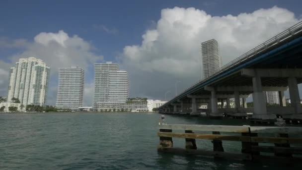 Hohe Gebäude Wasser Miami — Stockvideo