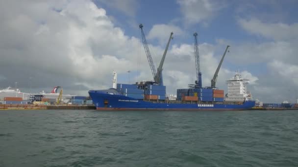 Embarcación Contenedores Anclada Puerto — Vídeos de Stock