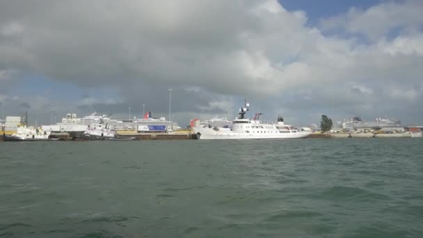 Лодки Круизные Суда Стоящие Якоре Порту — стоковое видео