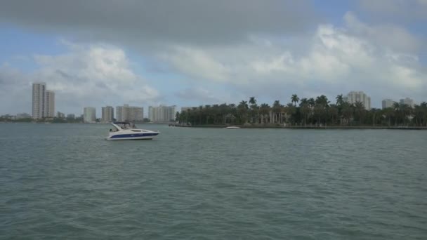 在迈阿密Biscayne湾漂浮的船 — 图库视频影像