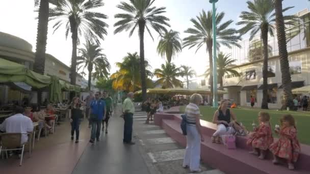 Pessoas Andando Relaxando Lincoln Road Mall — Vídeo de Stock